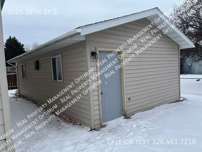 Building Photo - Must See 3 Bedroom, 1 Bath Lower Level Dup...