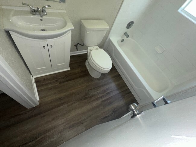 Building Photo - 8 Lanes End