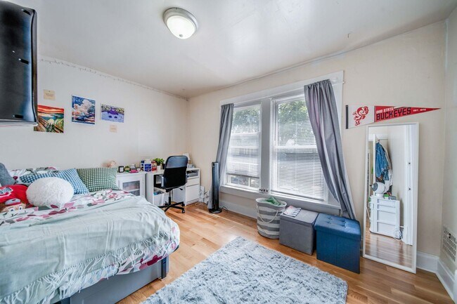 Building Photo - Ultimate 6-Bedroom House with Amazing Front Porch!