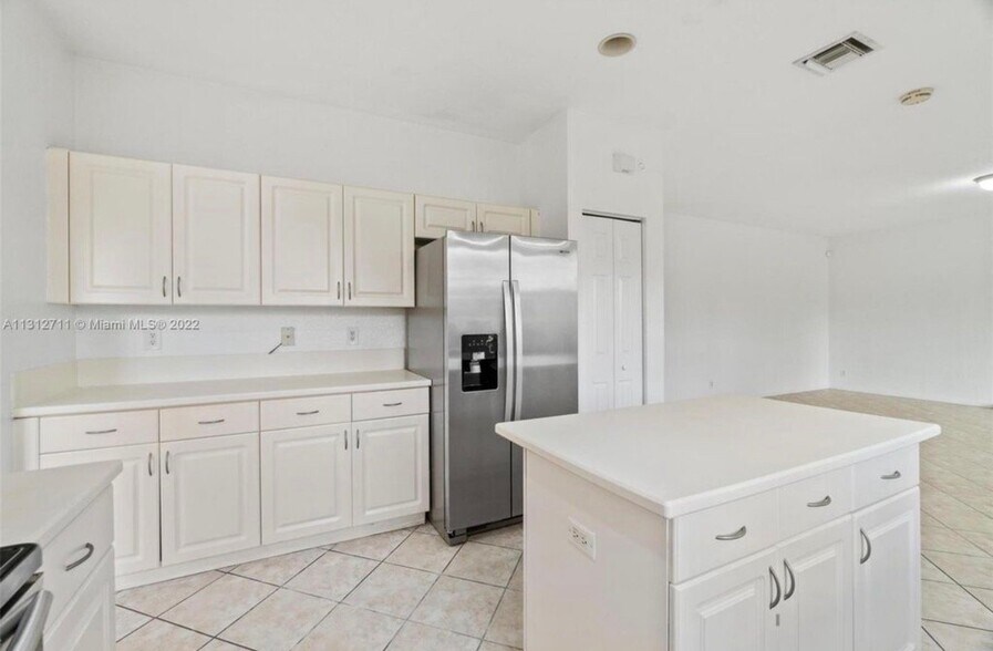 Building Photo - 736 Tulip Cir