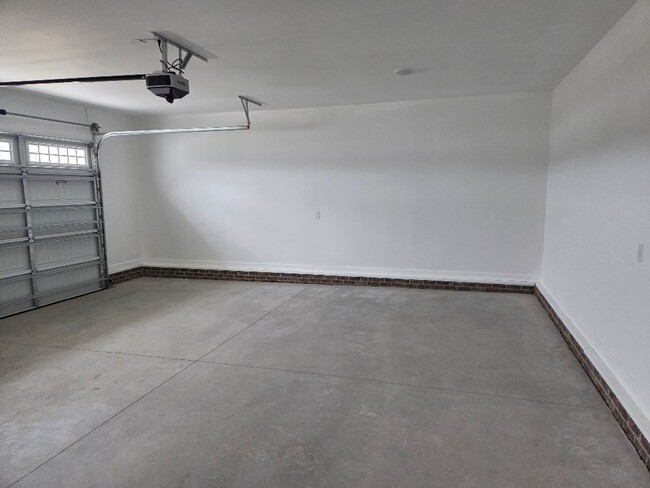 Building Photo - 210 Dunbar Hl Dr