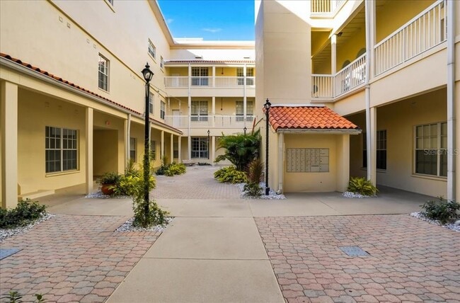 Building Photo - 701 Mirror Lake Dr N