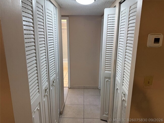 Building Photo - 2860 Somerset Dr