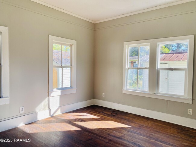 Building Photo - 137 S St Antoine St