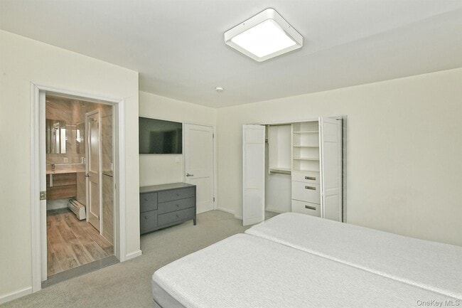 Building Photo - 222-03 Kingsbury Ave