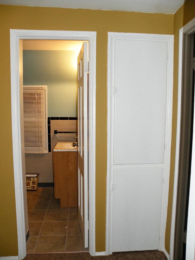 Building Photo - Renovated 3 Bedroom Colonial!