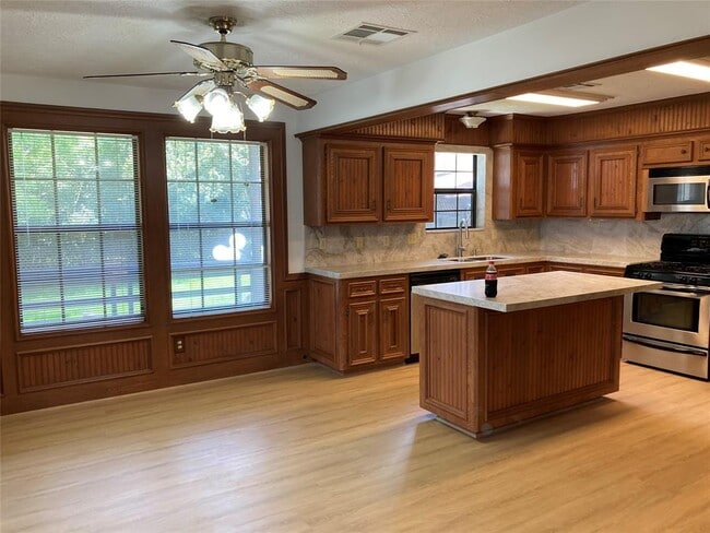 Building Photo - 554 Harbor Dr
