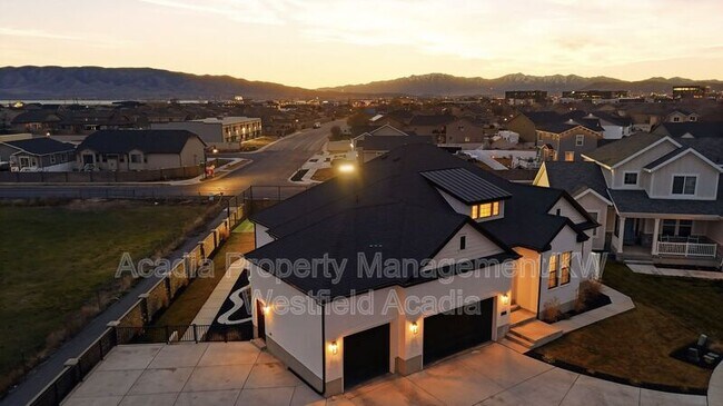 Building Photo - 1437 W Valley Dr