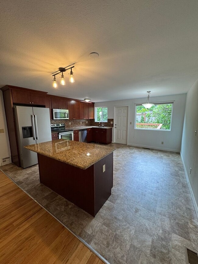 Building Photo - Spacious 4 Bedroom in Beacon Hill!  Lots of Updates, Perfect Location!