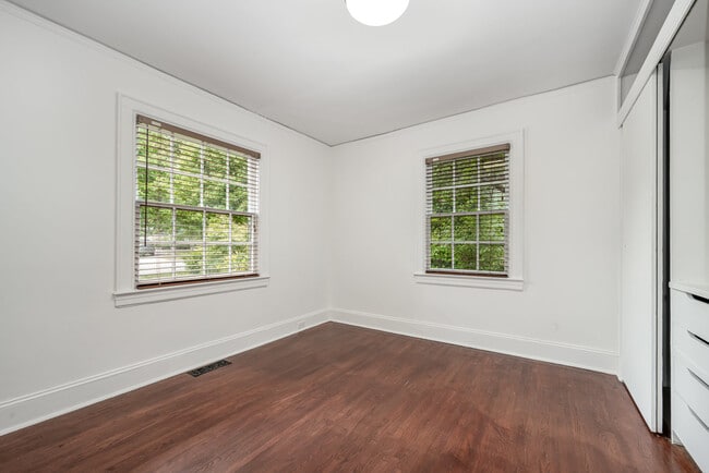 Building Photo - 2035 Chesterfield Ave