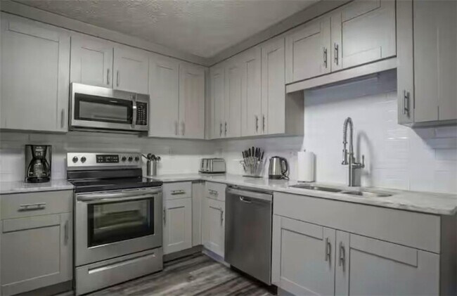 Building Photo - 846 Park Pl NE
