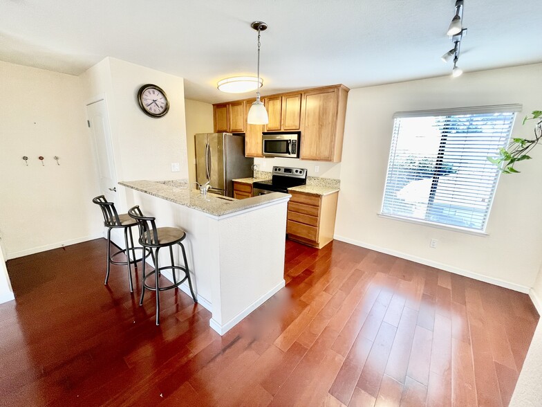 Building Photo - 300 Glenwood Cir