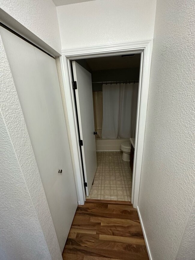 Building Photo - 2 Bedroom, 1 Bathroom Ranch-Style Single Home