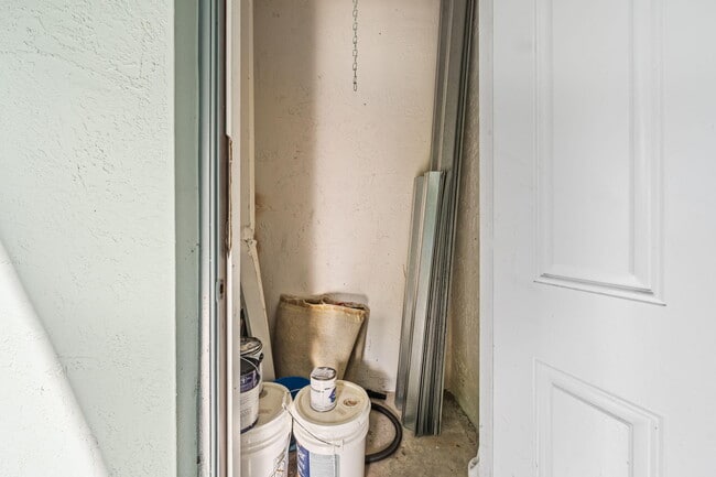 Building Photo - 1927 Alamanda Way