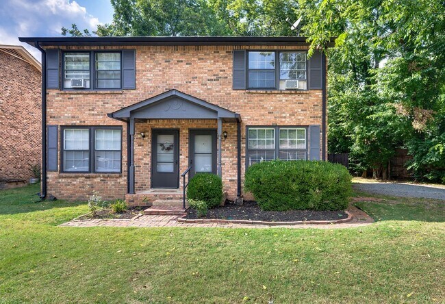 Building Photo - Awesome 2BE/1.5BA duplex in fantastic location in Nashville!