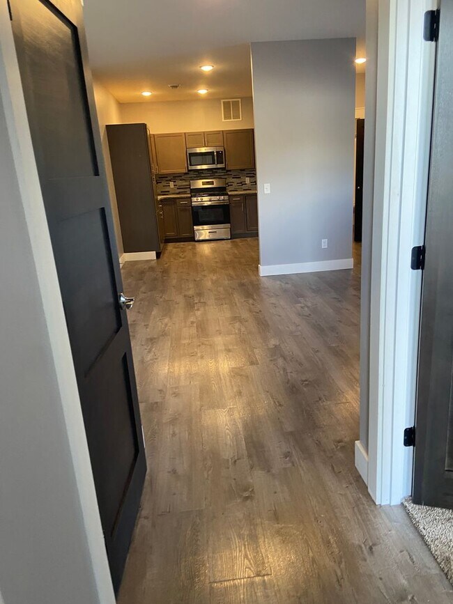 Building Photo - 122 S Main St