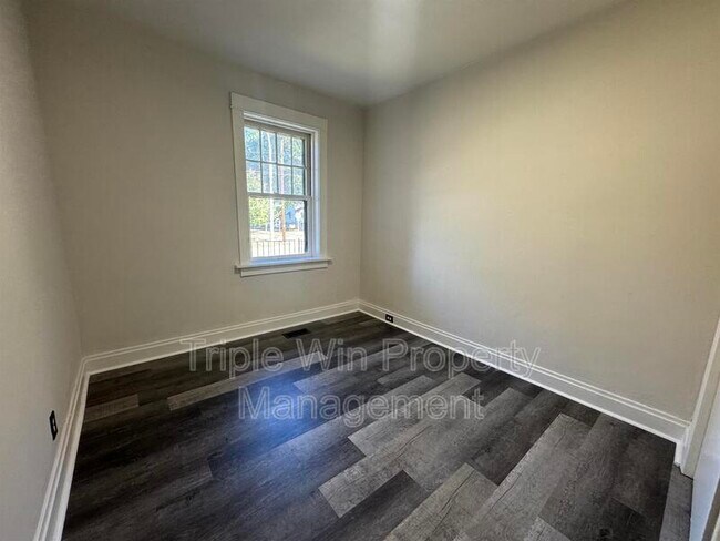 Building Photo - 3704 Taft Ave