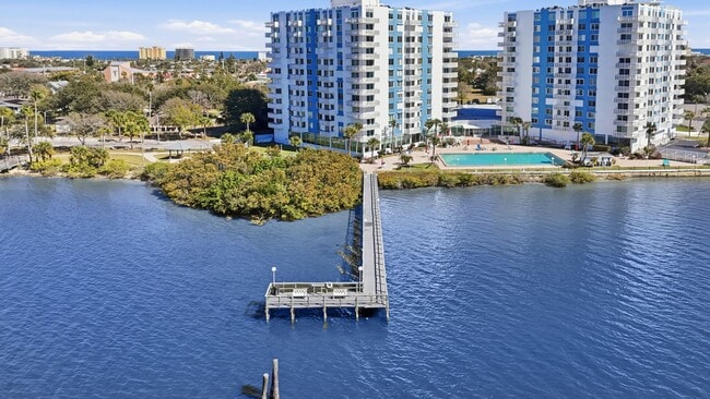 Building Photo - Beautiful 2/2 Bayshore Condo!