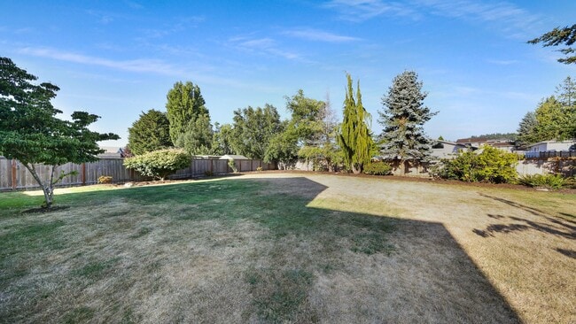 Building Photo - 3 Bed 2 Bath - Large Yard - Group - Dog Fr...