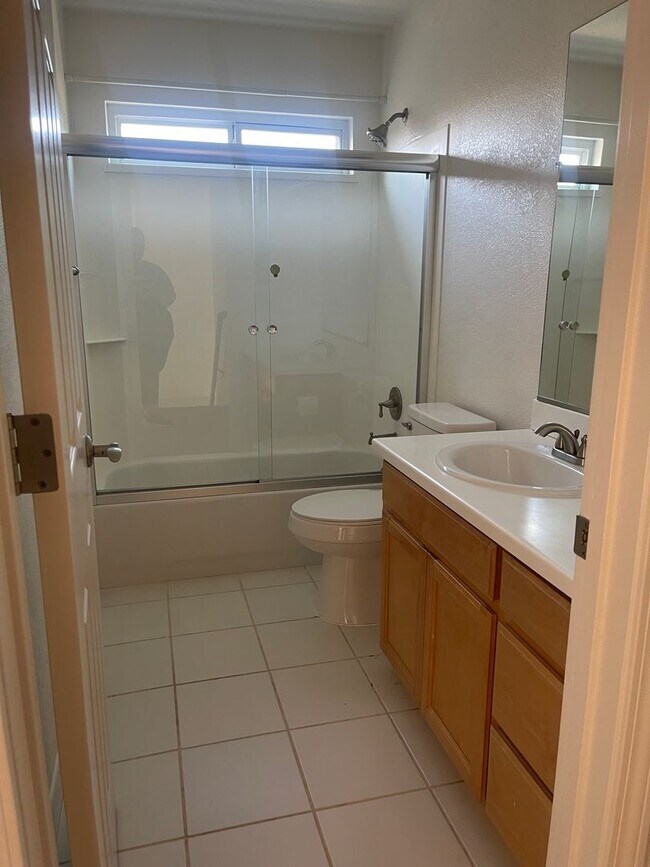 Building Photo - Beautiful 3-Bedroom Family Home in Desirable Northeast Stockton