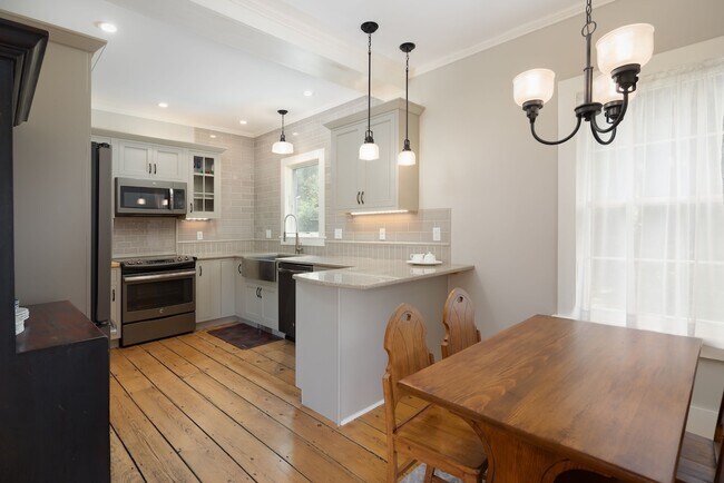 Building Photo - 14 Library St