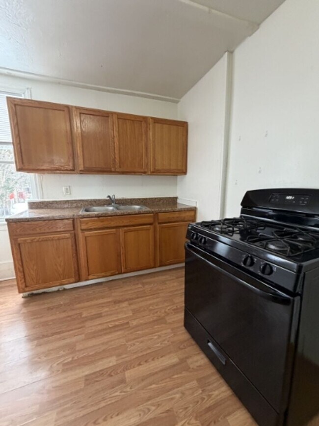 Building Photo - AVAILABLE FOR SHOWING 3!!! BR/1 BA. Promotion - $500 off first month rent!!