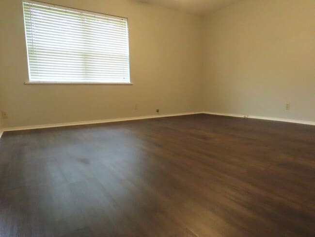 Building Photo - South Tyler! Lovely 3 Bedroom, 2 Bath Hous...