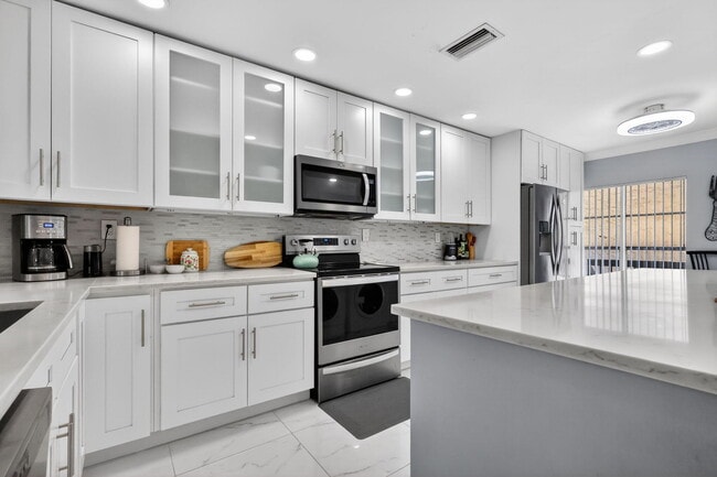 Building Photo - 5675 Queen Palm Ct