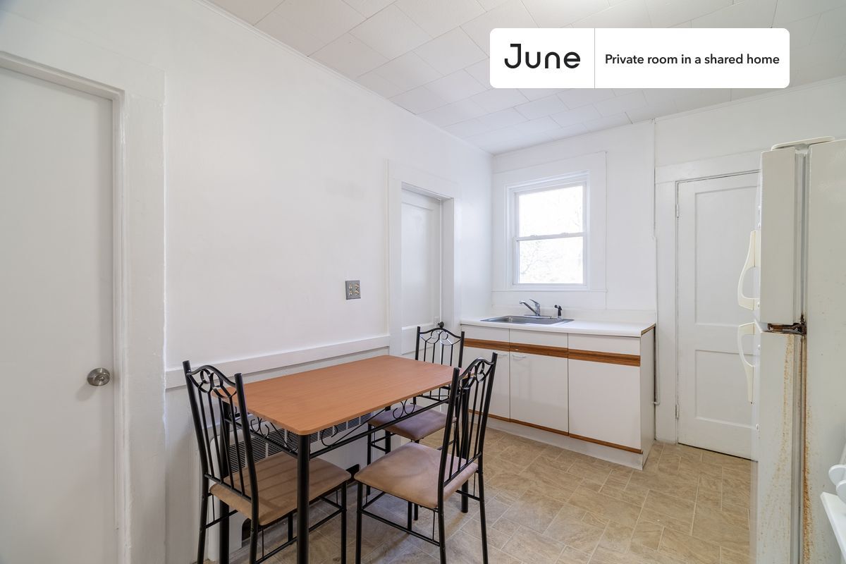 Building Photo - Private bedroom in 3 bed/1 bath Home