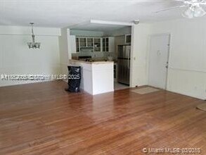 Building Photo - 415 N Laurel Dr