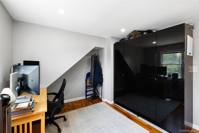 Building Photo - 851 Brook St