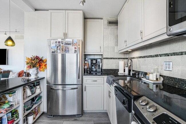 Building Photo - 70 W Burton Pl