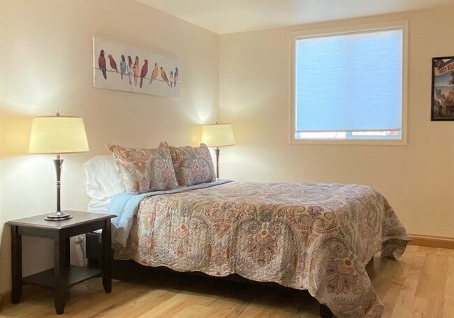 Building Photo - 2 bed 1 bath Duplex in South Hamilton with Large Shop