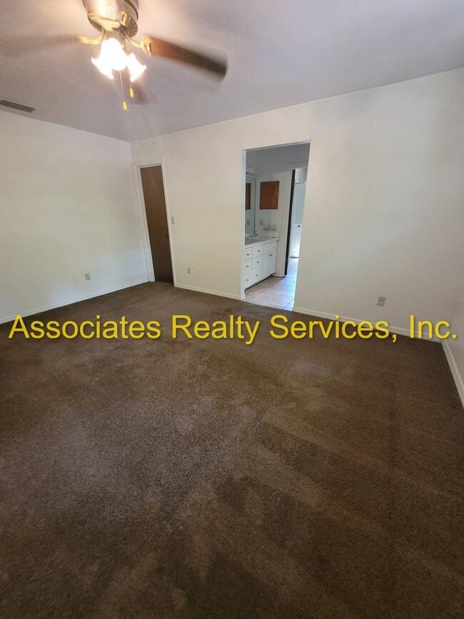 Building Photo - MOVE IN SPEACIAL! Cute Home In Deer Run, 3...