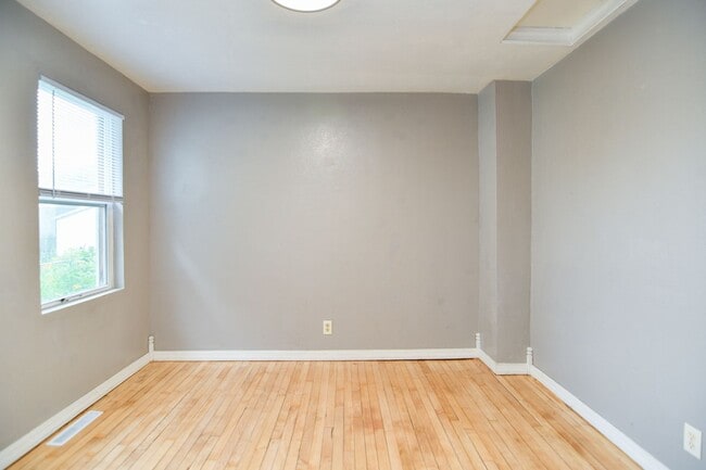 Building Photo - 4 Bed 1 Bath Single Family Home