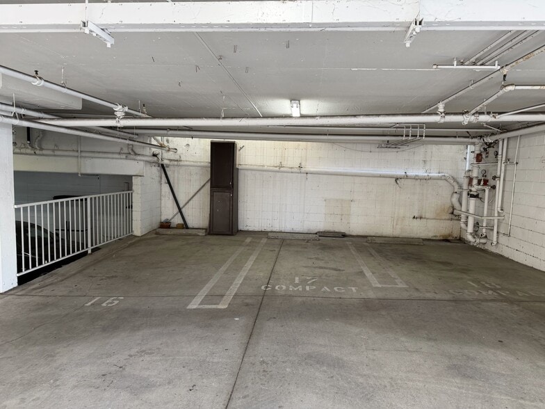 Building Photo - 1247 Barry Ave