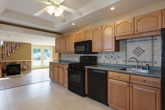 Building Photo - 520 Main St