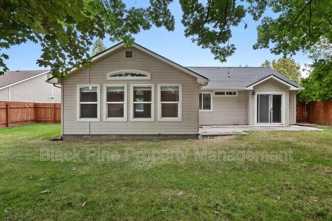 Building Photo - 543 W Bosanka Dr