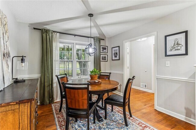 Building Photo - 2592 Woodacres Rd NE