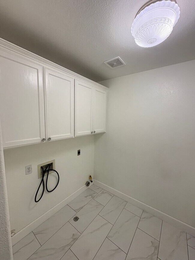 Building Photo - NW Two story home, located in Foxwood subd...