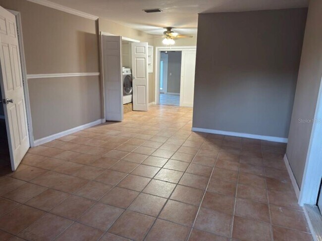 Building Photo - 4409 W Varn Ave