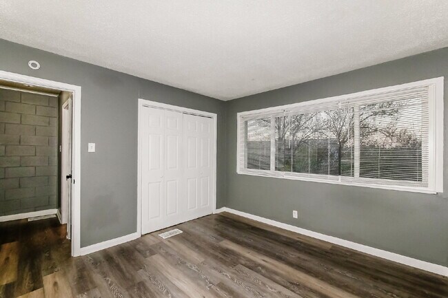 Building Photo - Charming 2 Bed, 1 Bath Apartment in Indianapolis - Don't Miss Out!