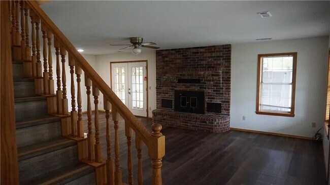 Building Photo - 107 N Elm Springs Rd