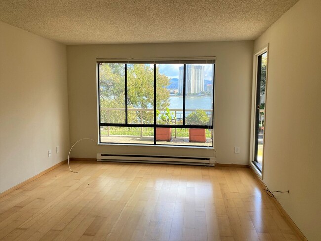 Building Photo - One bedroom condo with hardwood floors - W...