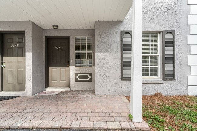 Building Photo - Beautiful Temple Terrace Townhome!