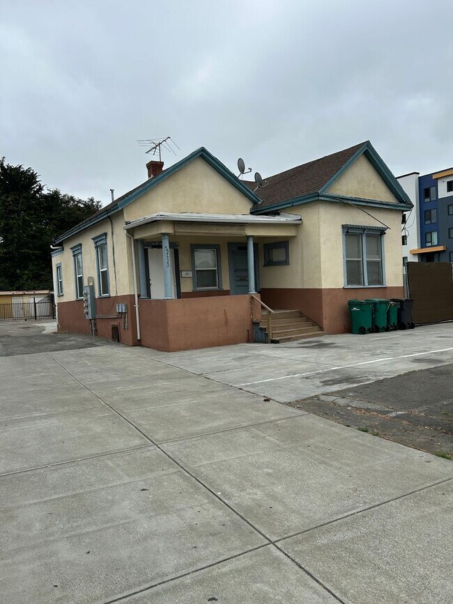 Building Photo - Hayward One Bedroom Duplex