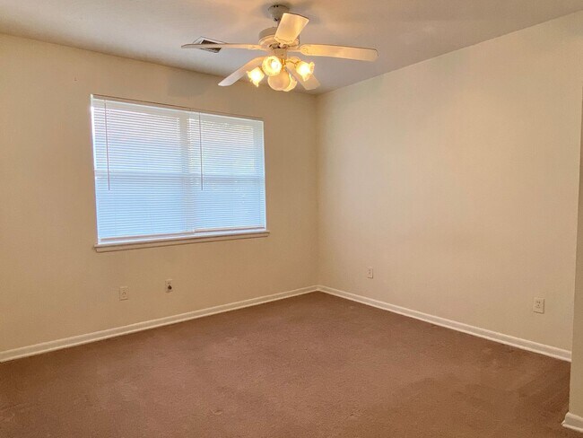 Building Photo - Spacious 3 bed 1 bath with easy access to I-40!