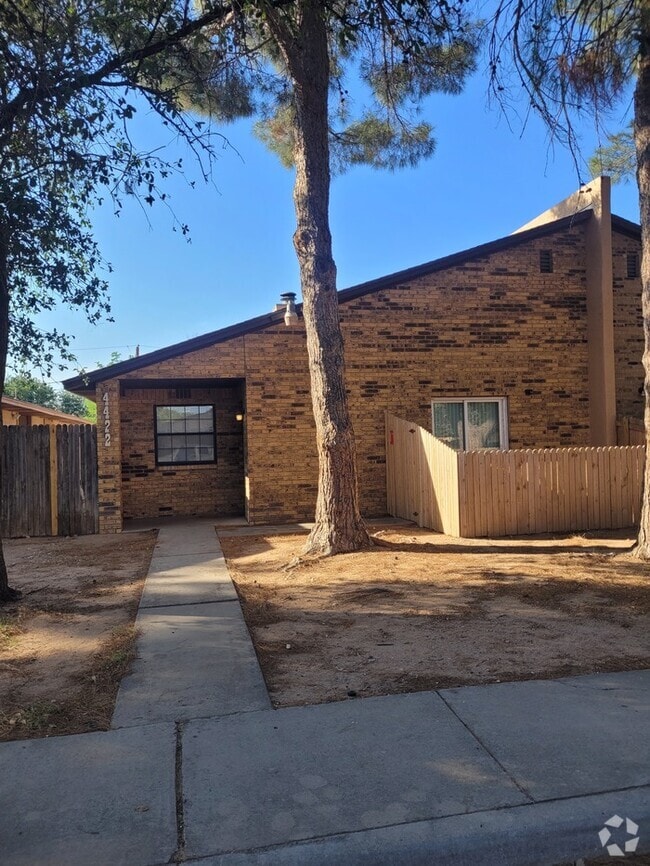 Building Photo - Spacious 3 bed 2 bath townhome!
