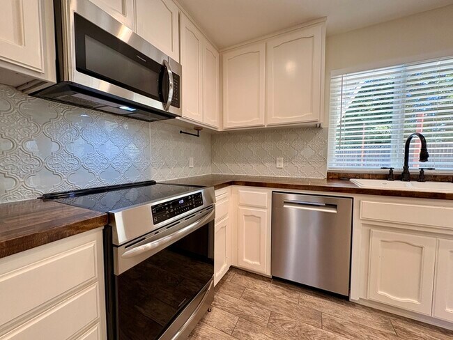 Building Photo - Beautiful 3 Bedroom, 2.5 Bathroom Fully Remodeled Home in Orangevale!