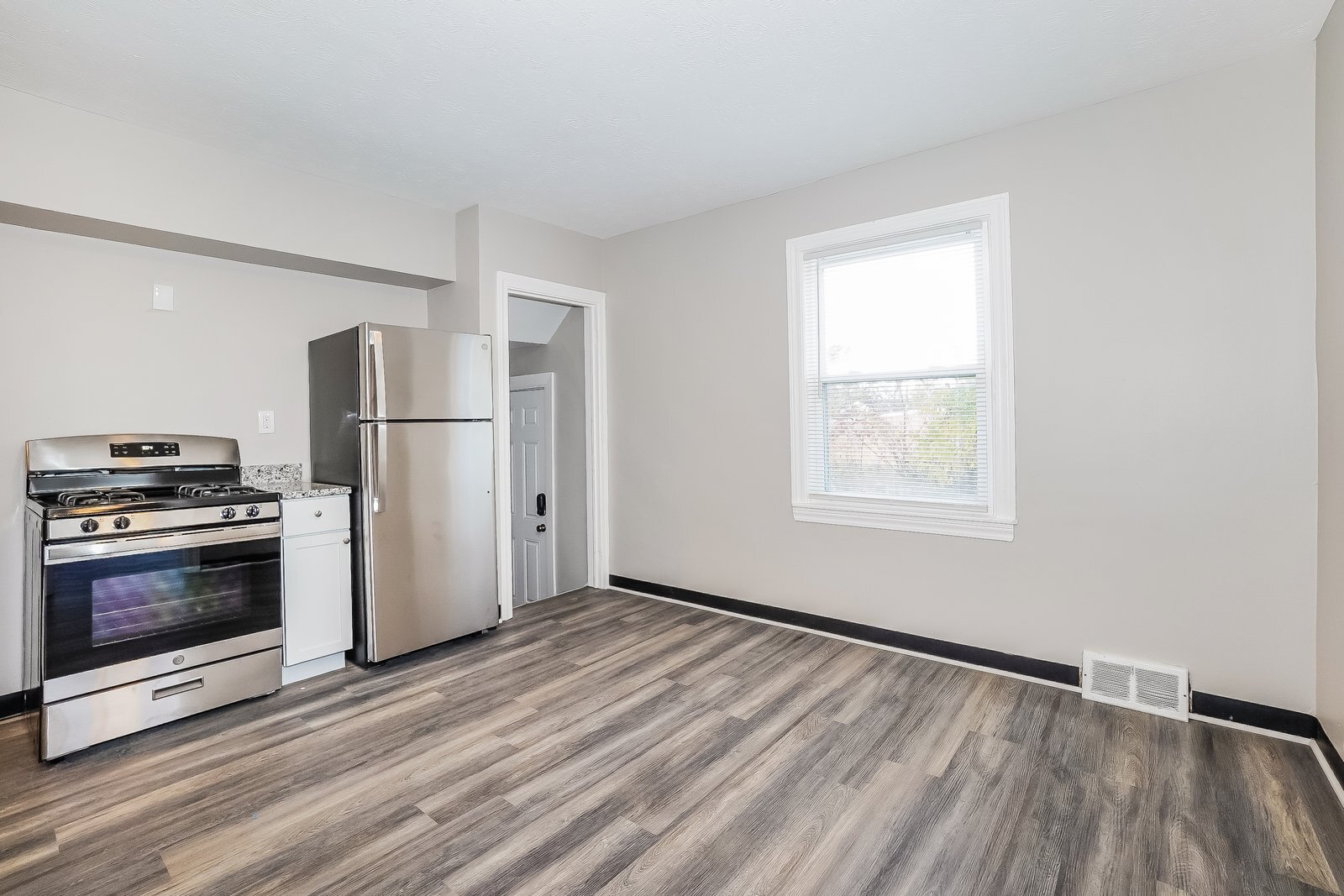 Building Photo - 12901 Kadel Ave